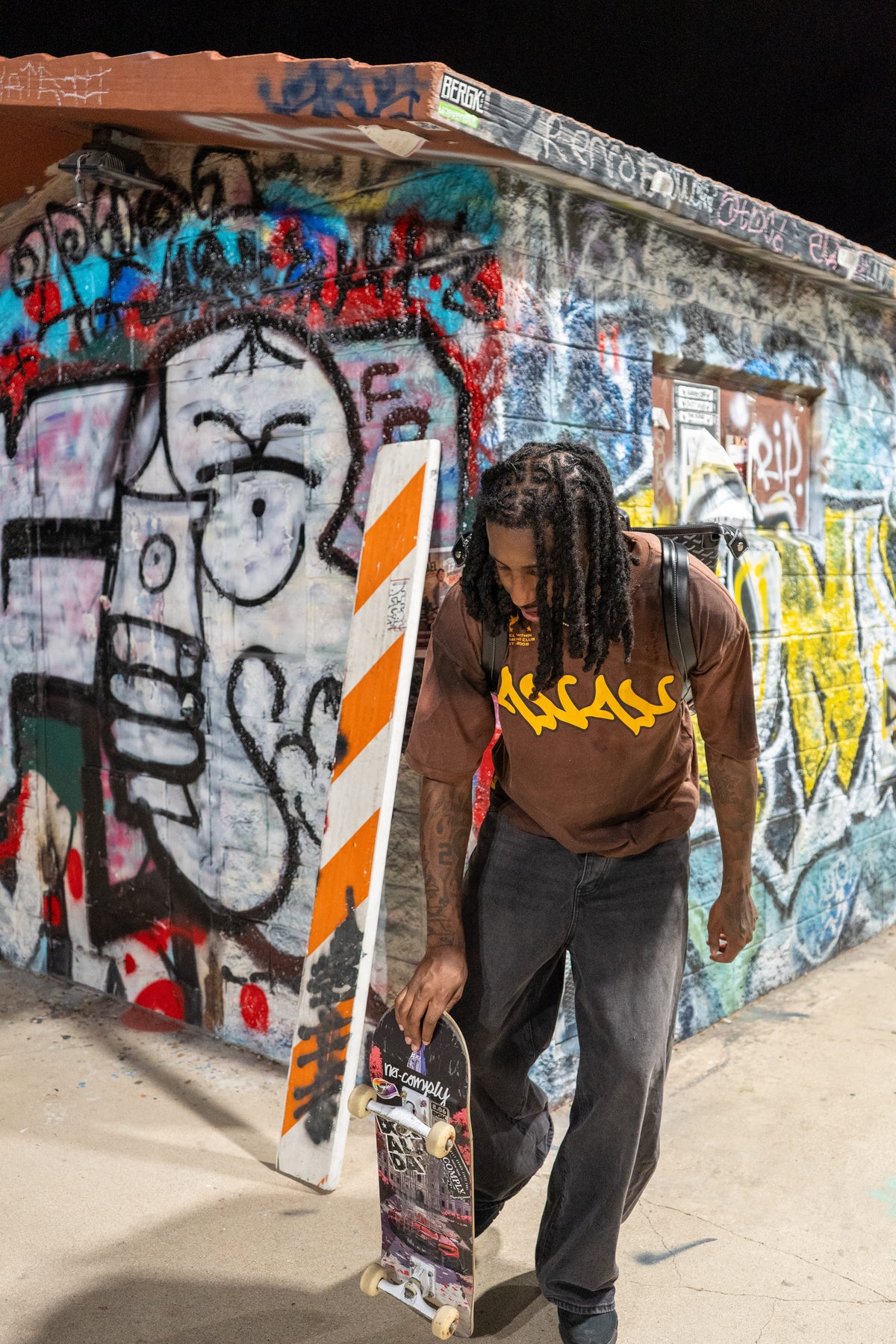 DISTRESSED BROWN ESSENTIAL BOX TEE